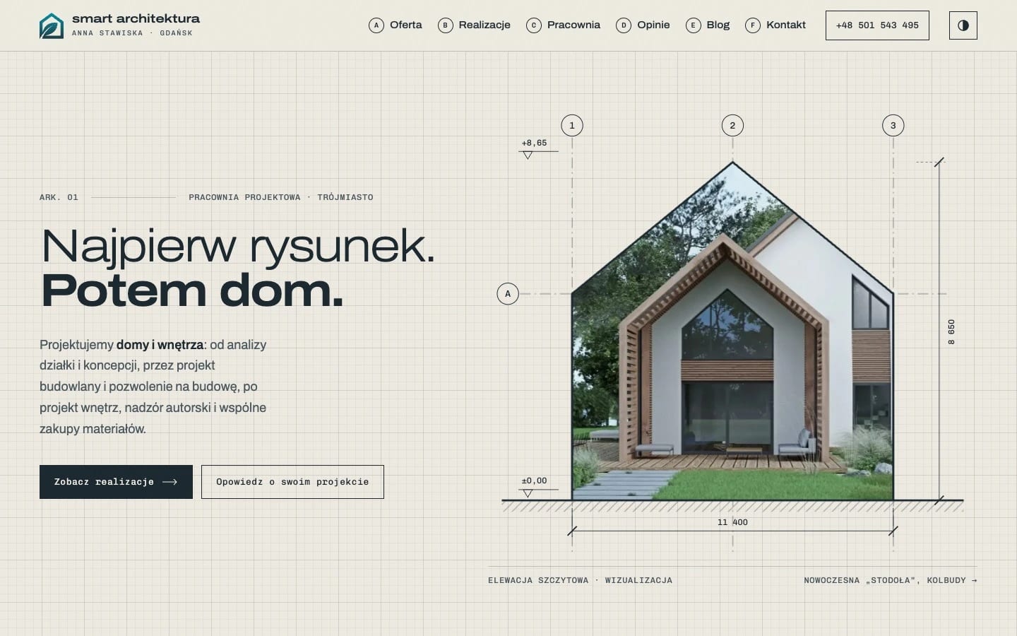 Strona główna smartarchitektura.pl: hasło „Najpierw rysunek. Potem dom.” obok rysunku domu z&nbsp;osiami i&nbsp;wymiarami, jak na planszy projektowej.